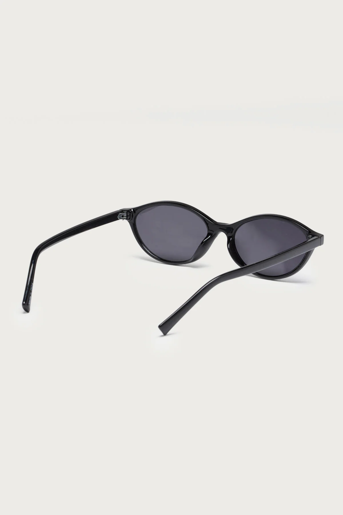 Arlo Oval Sunglasses - Image 4